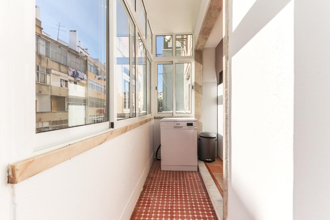 Vita Portucale ! Olaias Design With Terrace Lisbon Bagian luar foto
