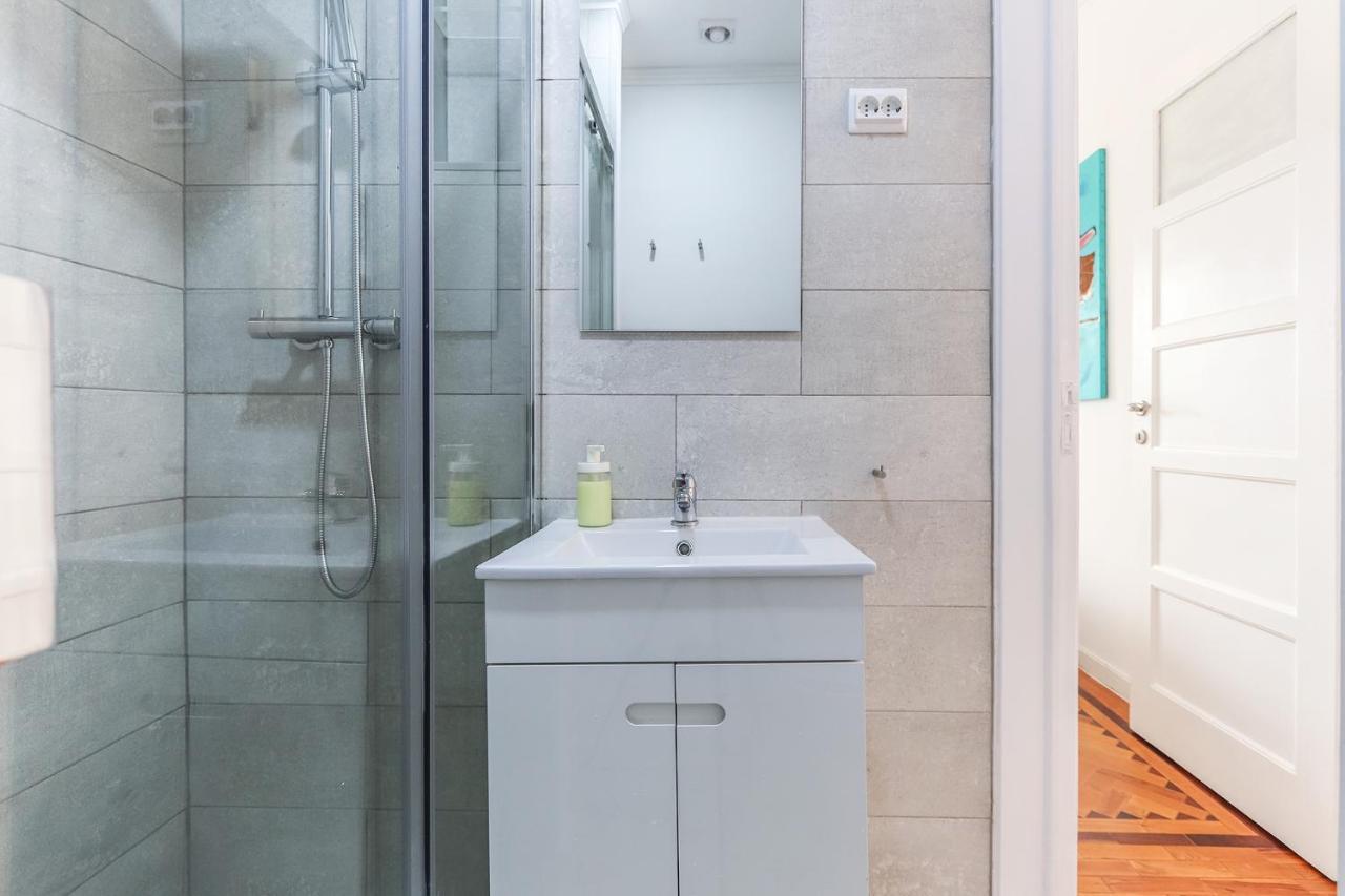 Vita Portucale ! Olaias Design With Terrace Lisbon Bagian luar foto