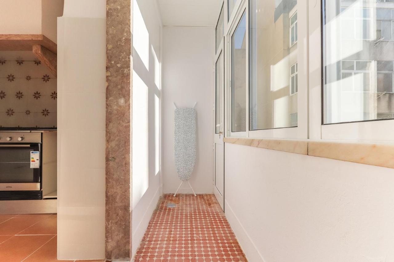 Vita Portucale ! Olaias Design With Terrace Lisbon Bagian luar foto